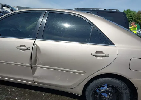 2002 Toyota Camry Le z USA, uszkodzony, nr VIN 4T1BE32K92U092811